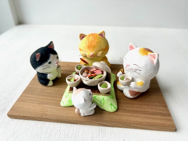 4人の猫さんがお鍋を食べています。鍋の中身も創りこんでいます。