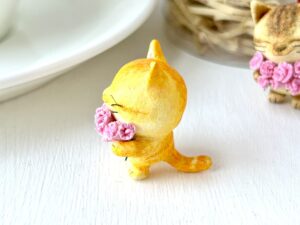 花束猫さん・カーネーション横向き黄トラ