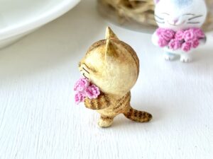 横を向いた花束猫さんカーネーション