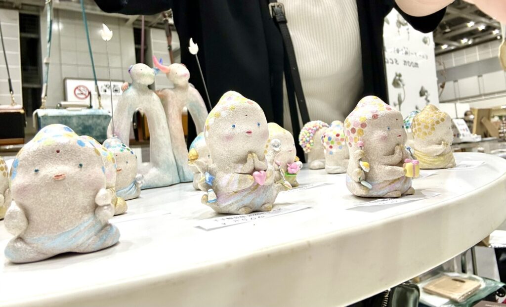 ハンドメイドインジャパン2025展示風景　カラフル小仏様