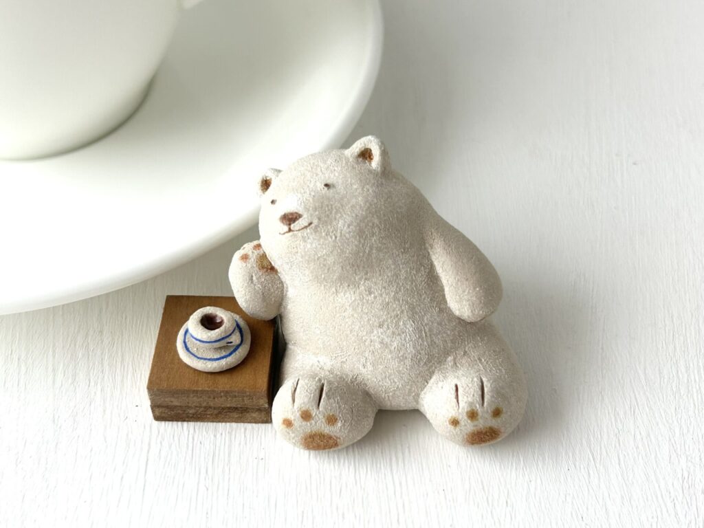 コーヒー飲みながらのんびりクマさんの手のひらサイズの置物