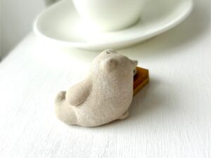 背中ものんびり感満載の癒しクマさん