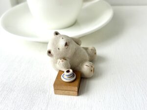 ほおづえをついてのんびりコーヒータイムのクマさん