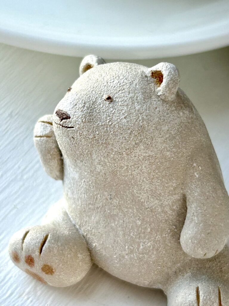 陶土粘土の風合いが感じられるクマさんの置物の拡大写真