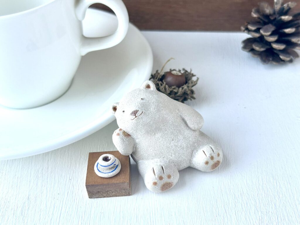 コーヒー飲んでのんびりクマさん
