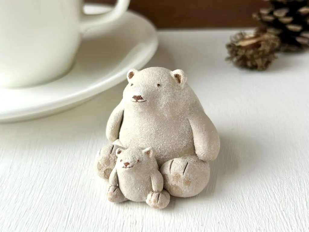 陶土粘土のクマさんたちが癒しと愛を伝えます。