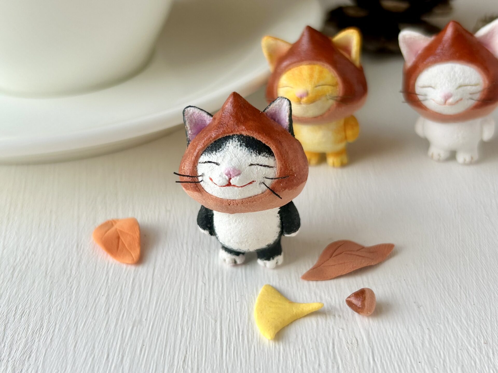 栗をかぶった猫さん(白黒）