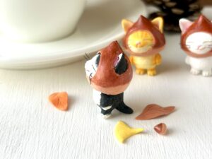 栗をかぶった猫さん。白黒ハチワレ 横向き