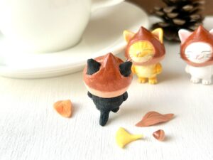 栗をかぶった猫さん。後ろ姿