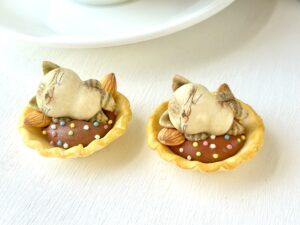 タルトになった猫さんキジトラ