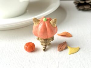 カボチャをかぶった猫さん キジトラの後ろ姿