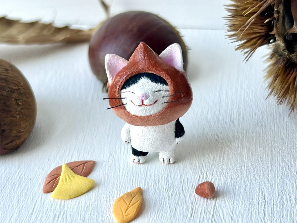白黒の栗をかぶった猫さん