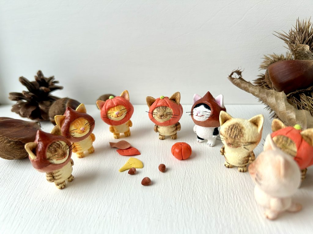 秋の雰囲気にぴったりのカボチャをかぶった猫さん栗をかぶった猫さんのレイアウト例。